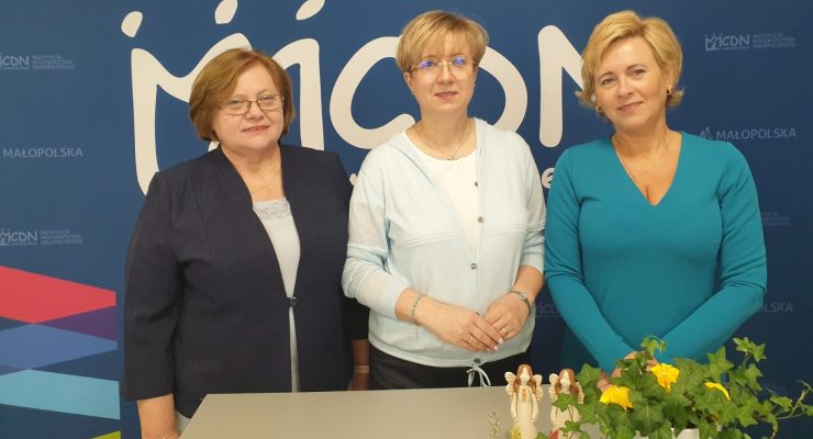 Od lewej: Halina Pulchny- nauczyciel -konsultant MCDN OK; Małgorzata Dutka-Mucha wicedyrektor MCDN ds. Ośrodka w Krakowie; Marta Szałach – nauczyciel konsultant MCDN