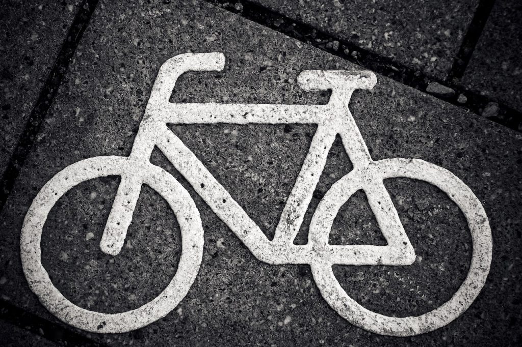 Narysowany rower na chodniku