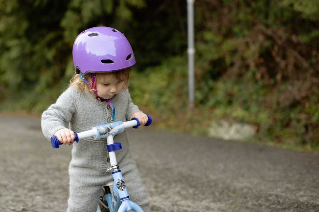 Małe dziecko na rowerku.