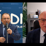 Po lewej stronie Andrzej Janczura, konsultant MCDN ONS, po prawej stronie pierwszy prelegent konferencji dr Andrzej Mazan