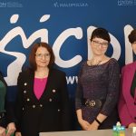 Od lewej Barbara Sykulska – prowadząca konferencję, Weronika Szelęgiewicz i Joanna Rzońca – prelegentki oraz Agata Wójcik – współprowadząca wydarzenie