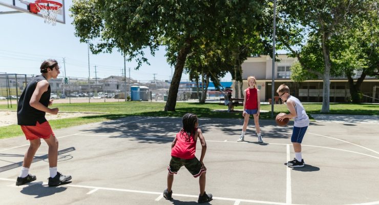 Dzieci grajace w koszykówkę.