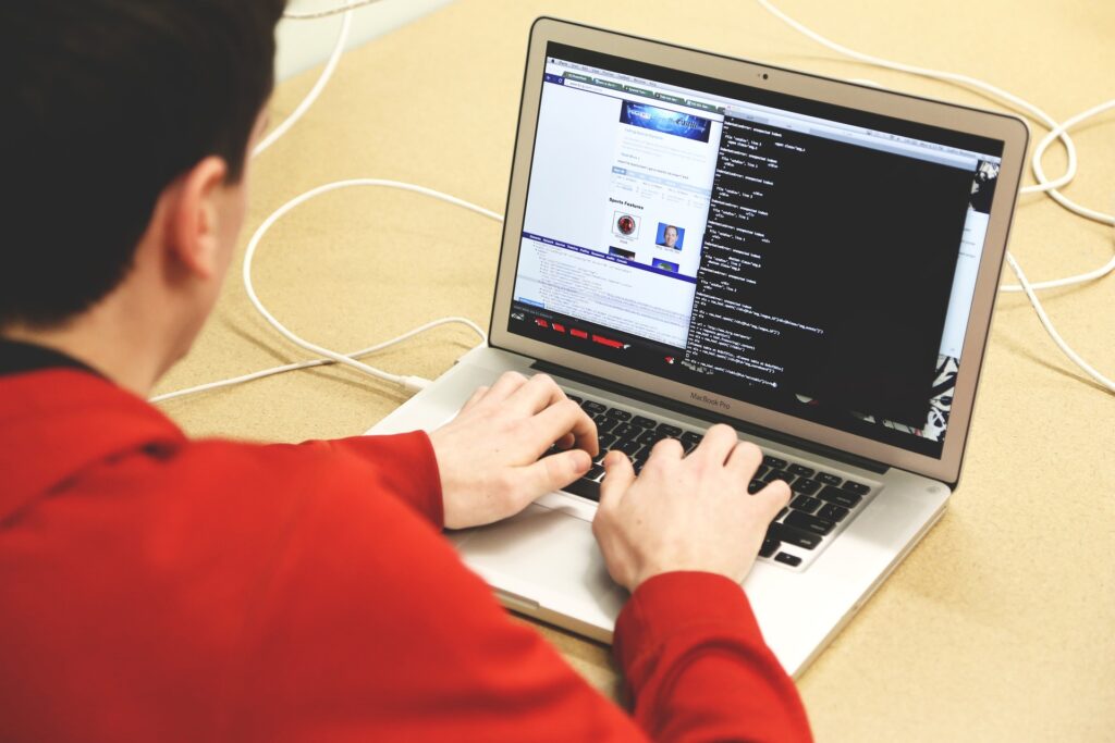 Grafika przedstawiająca osobę pracującą na komputerze