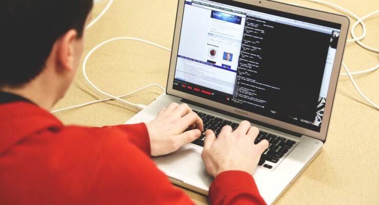 Grafika przedstawiająca osobę pracującą na komputerze