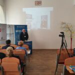 Goście konferencji na sali wykładowej oraz współorganizator Paweł Mucha