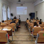 widownia w sali konferencyjnej podczas wystąpienia prof. Małgorzaty Boguni-Borowskiej