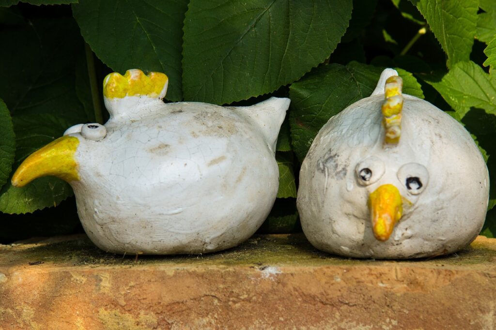 ceramika przedstawiająca kurczaki w otoczeniu liści