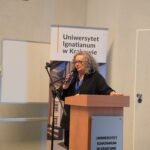 dr Dorota Zdybel podczas opisywania schematu na prezentacji