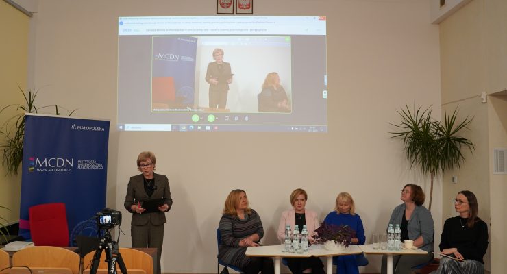 Marta Szałach – nauczycielka konsultantka MCDN OK, prowadząca konferencję Agnieszka Ziętarska - Dyrektor Ośrodka Adopcyjnego Stowarzyszenia "Pro Familia", Wiceprezes Stowarzyszenia Rodzin Adopcyjnych i Zastępczych "Pro Familia Wioletta Matejczyk - kierownik zespołu ds. Rodzinnej Pieczy Zastępczej MOPS w Krakowie Katarzyna Wawrzyniak - koordynator pieczy zastępczej dr Katarzyna Tomsia - psycholog Ośrodka Adopcyjnego Stowarzyszenia "Pro Familia" Patrycja Durska - Krakowska Rzeczniczka ds. Przeciwdziałania Przemocy, MOPS, Kraków